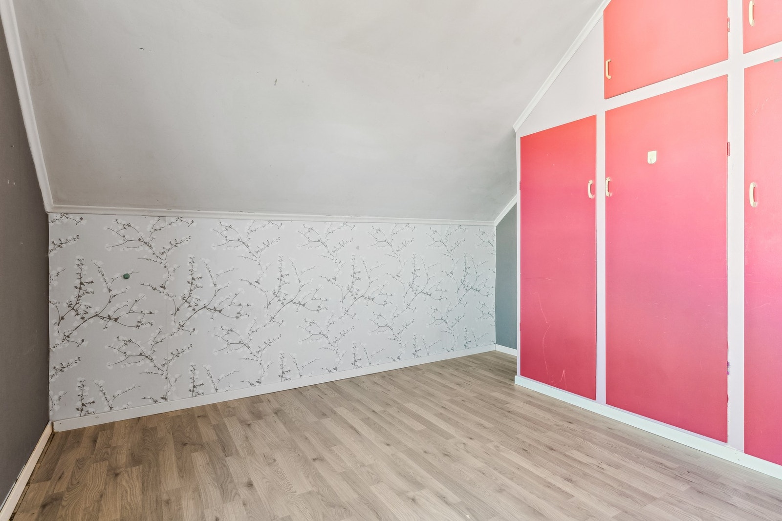 Integrerte garderobeskap for oppbevaring. Galleribilde