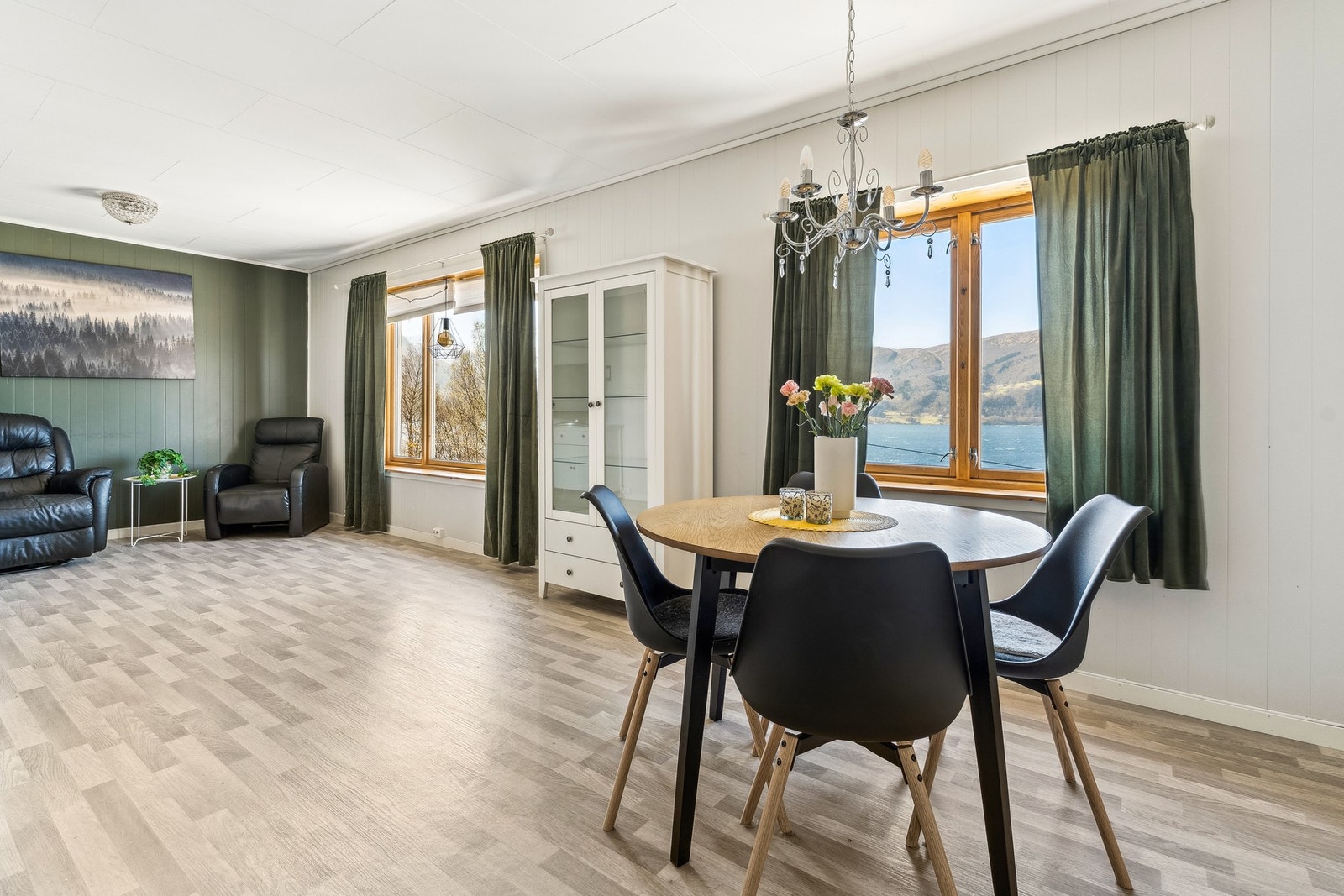 Stue hvor du har flere møbleringsmuligheter. Galleribilde