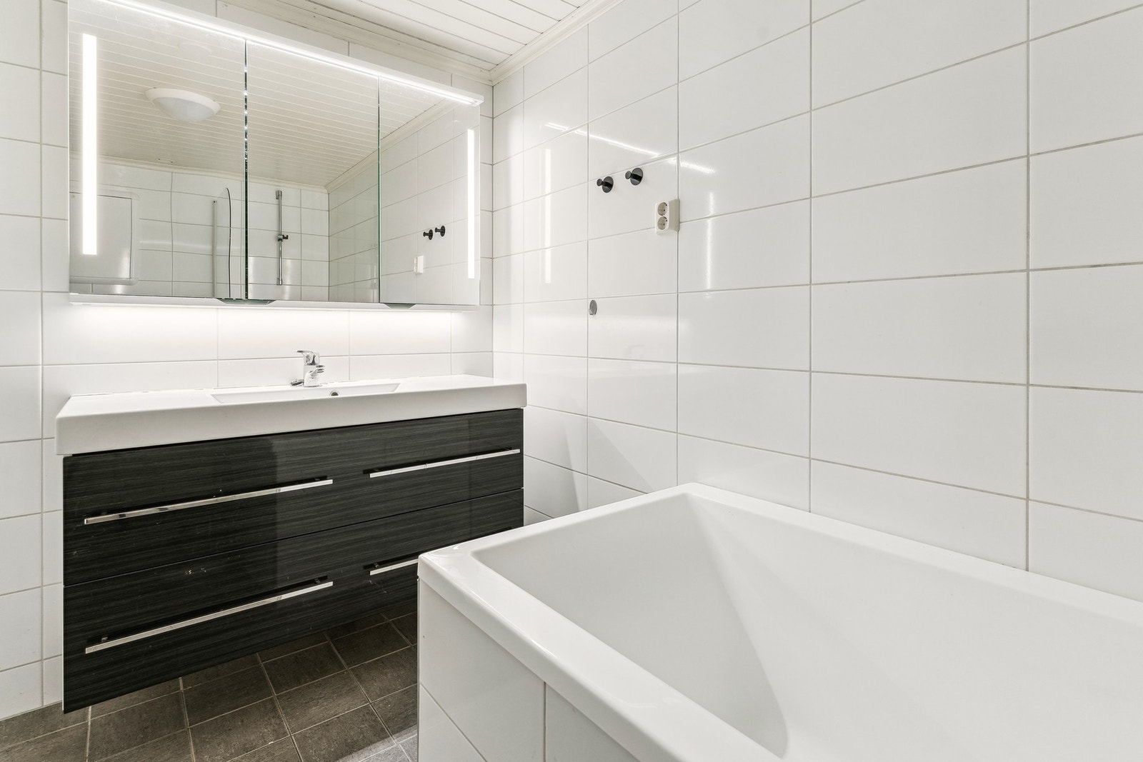 Baderommet er også fra 2019. Det er fliser på vegger og gulv, rommet har også varmekabler. Galleribilde