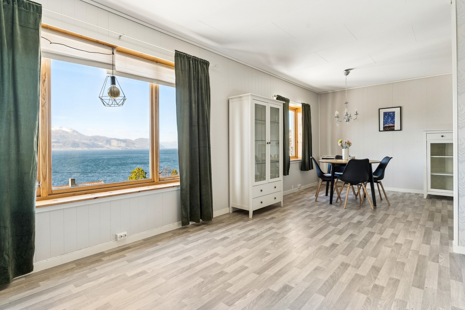 Hovedetasjen har i nyere tid blir oppgradert med overflate oppussing. Galleribilde