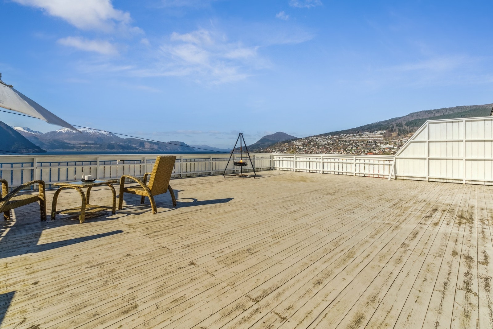 Stor terrassen hvor du kan nyte de flotte sommerdagene og den enorme utsikten. (Terrassen er ikke byggemeldt - se ferdigattest for mer informasjon) Galleribilde