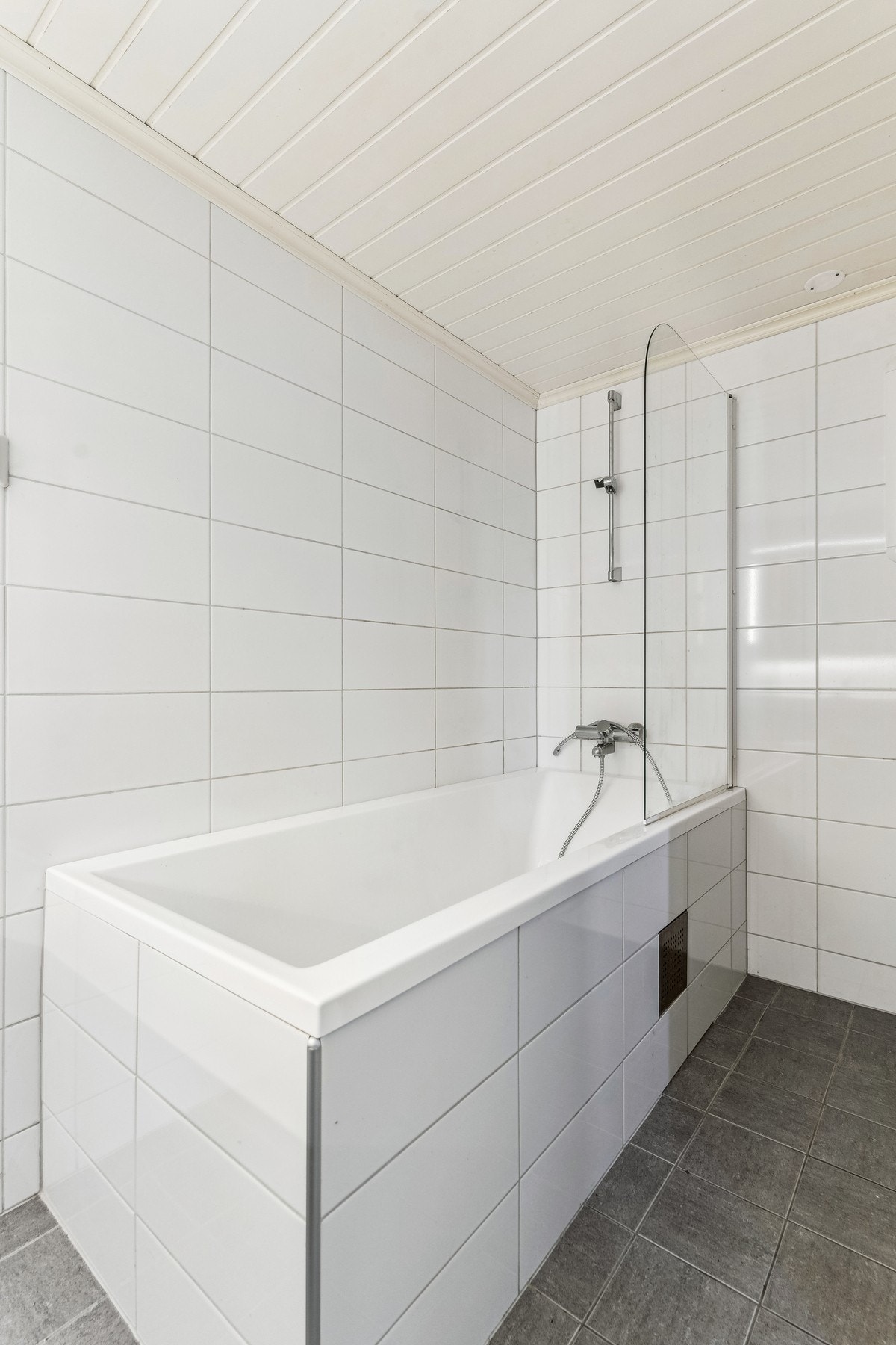 Bad er innredet med nedfelt servant, veggmontert toalett og badekar med dusj. (Baderommet er ikke omsøkt - se punkt under ferdigattest) Galleribilde