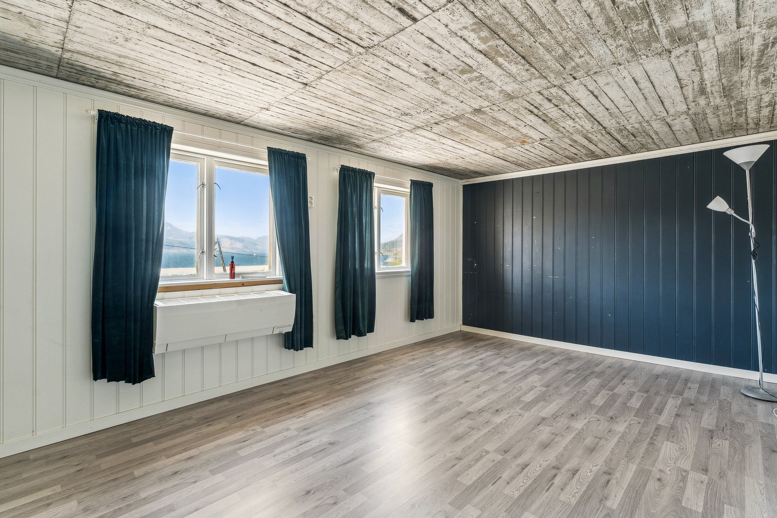 Disponibelt rom som blir benyttet som kjellerstue/soverom (Rommet er ikke omsøkt og dette er et søknadspliktig tiltak - konferer med megler for spørsmål) Galleribilde