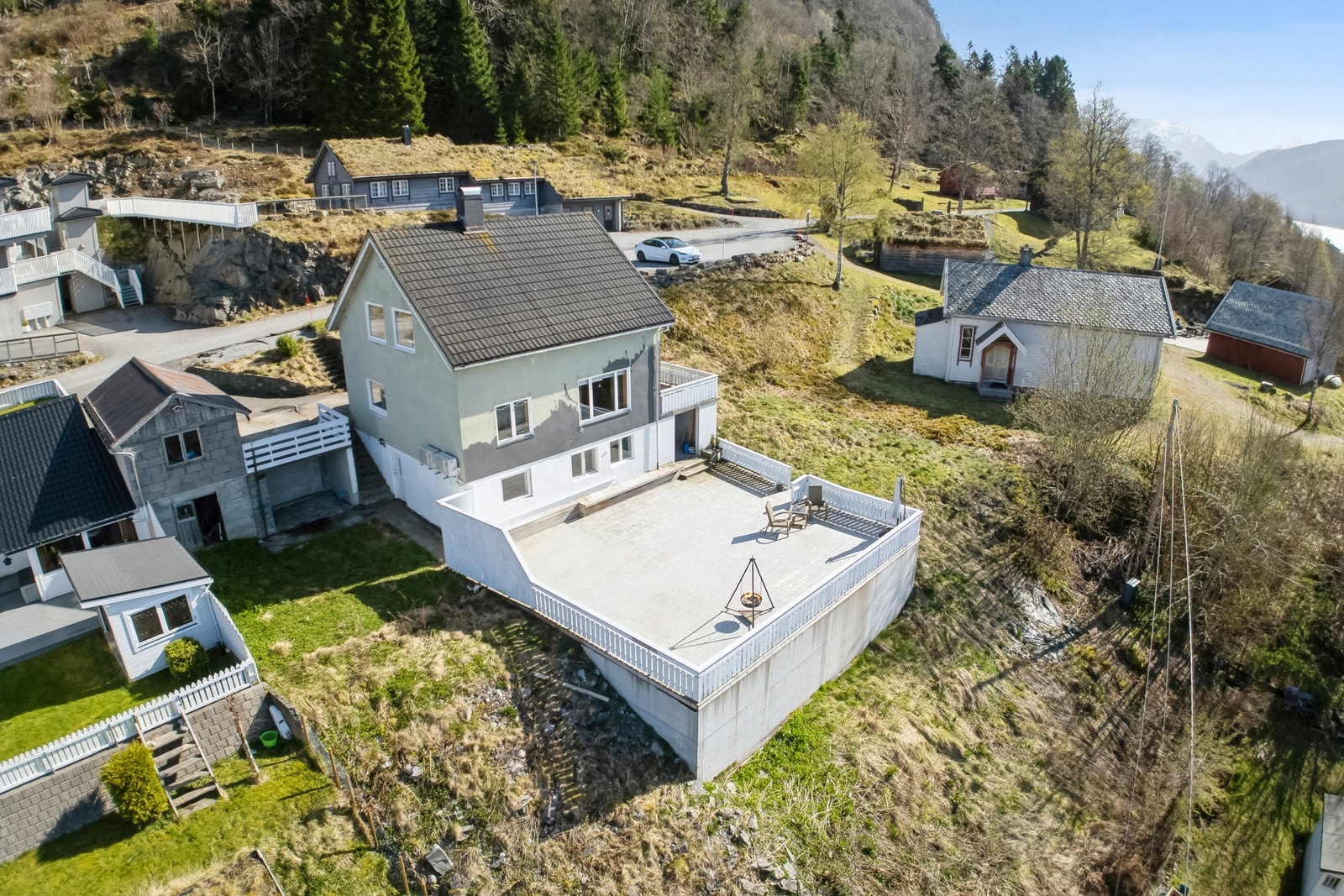 Utvending har du plen, garasje, biloppstillingsplass og en stor terrasse. Galleribilde