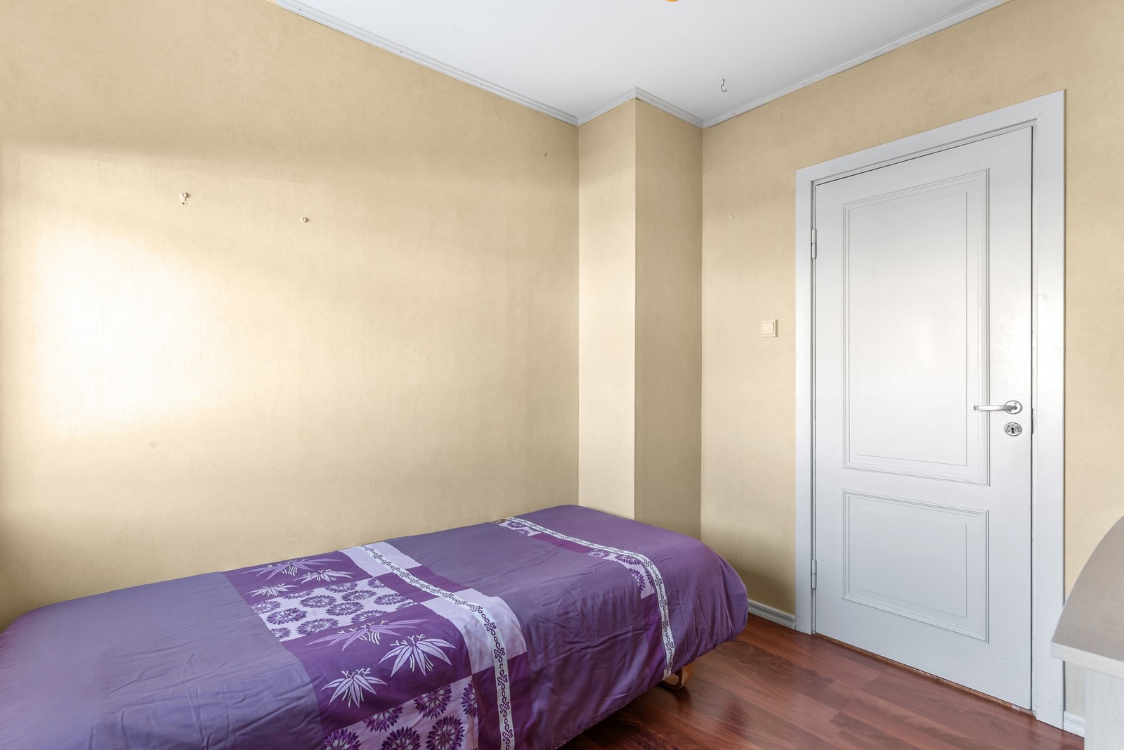 Soverom 2 med likt gulv som i stue og hovedsoverom. Galleribilde