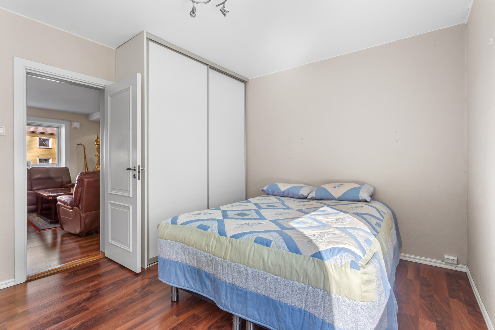 Hovedsoverommet er av god størrelse med plass til nattbord på hver side av en dobbeltseng Galleribilde