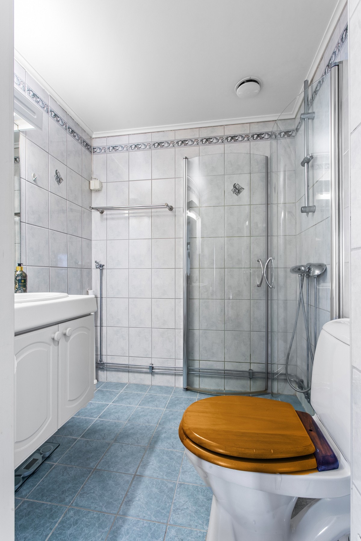 Pent flislagt bad pusset opp i regi av borettslaget i 2003. Lyst flisvalg og varme i gulv Galleribilde