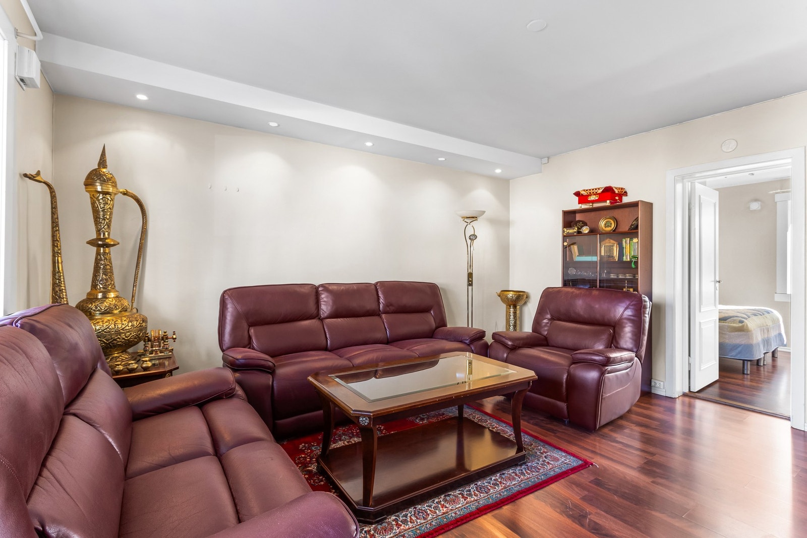 Det er plass til spisebord i hjørnet. Dagens sofainnredning er meget stor. Galleribilde