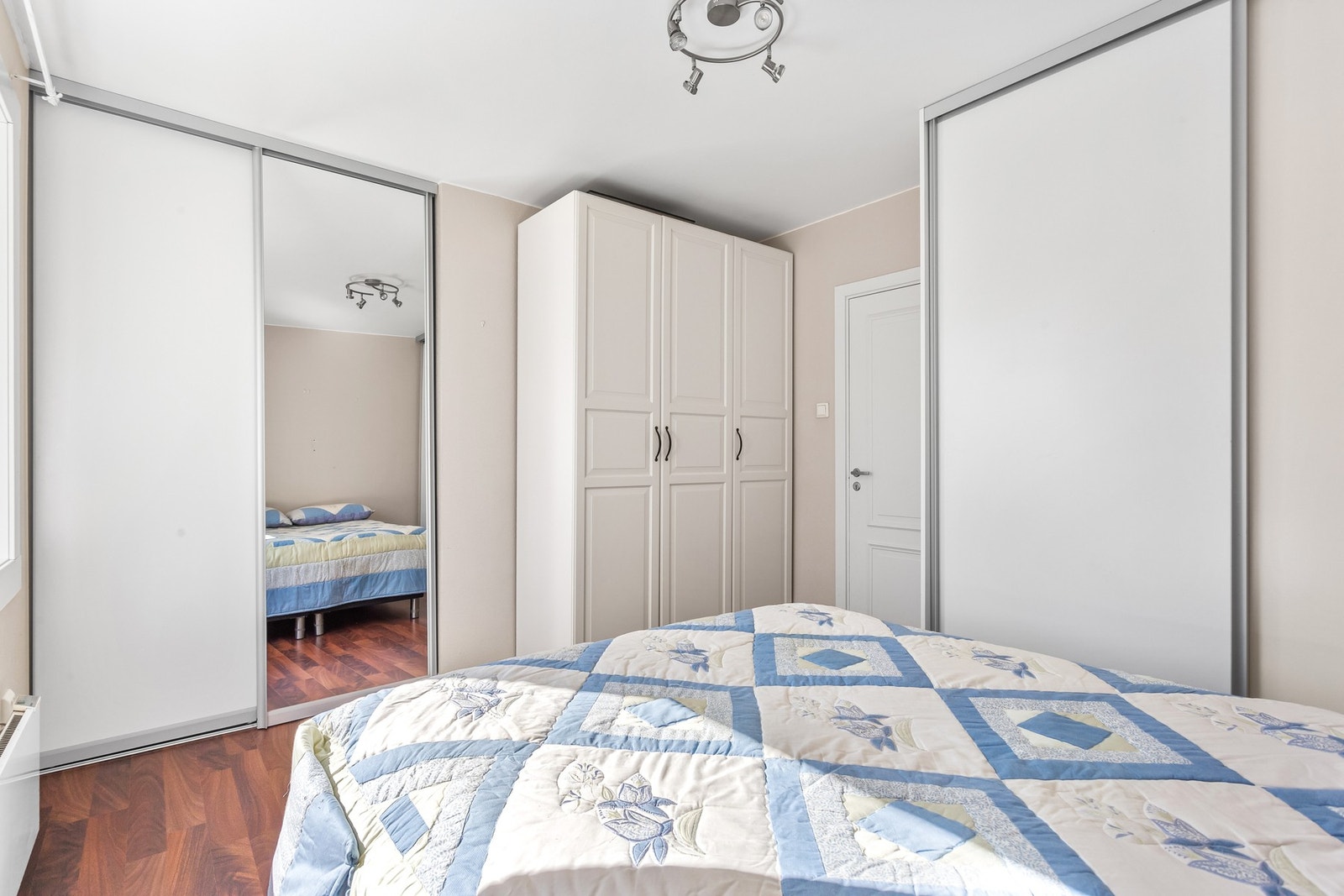 2 skyvedørsgarderober samt et frittstående garderobeskap med profilerte fronter. Galleribilde