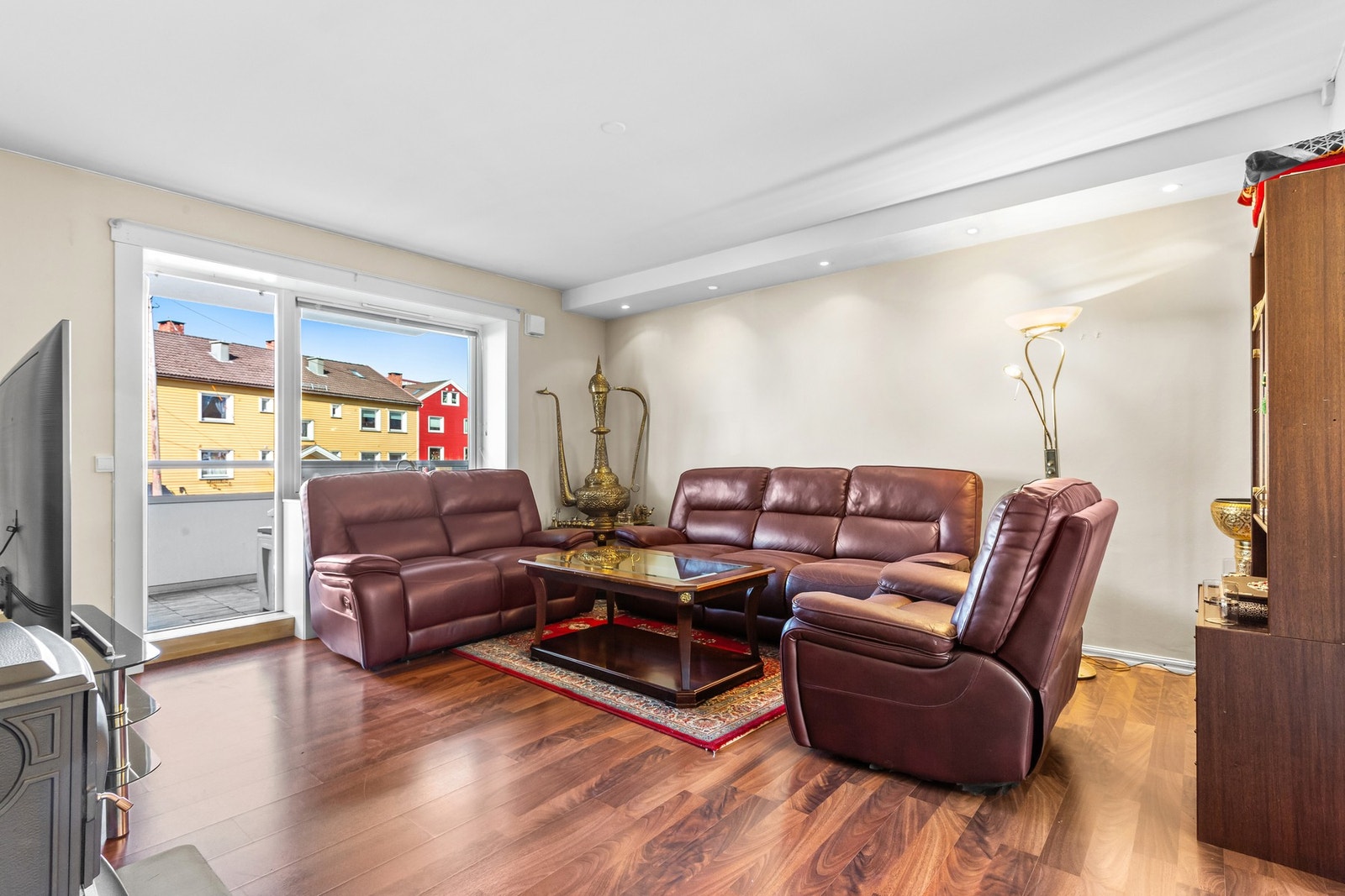 Boligens oppholdsrom er av god størrelse og gir plass til stor sofagruppe og tilhørende medieløsning ovenfor Galleribilde