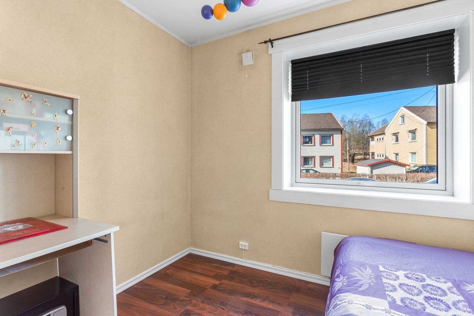 Rommet egnes godt som barnerom, eller kontor og garderobe i kombinasjon. Galleribilde
