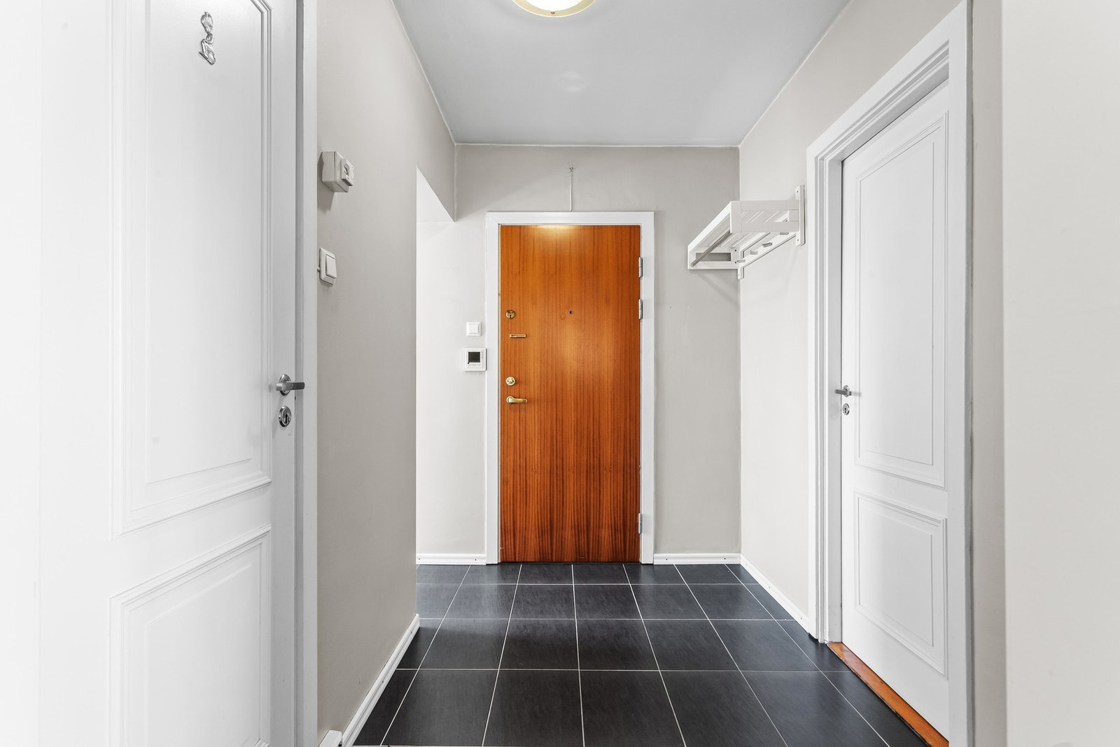 Det er enkel tilkomst til høy 1.etasje via fåtall trappetrinn Galleribilde