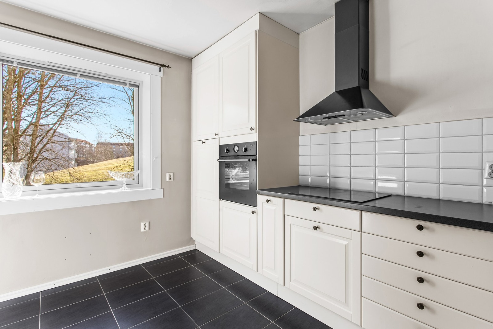 Hvitevarer som keramisk platetopp, stekeovn, opplegg for oppvaskmaskin og frittstående kjøl/fryseskap. Galleribilde