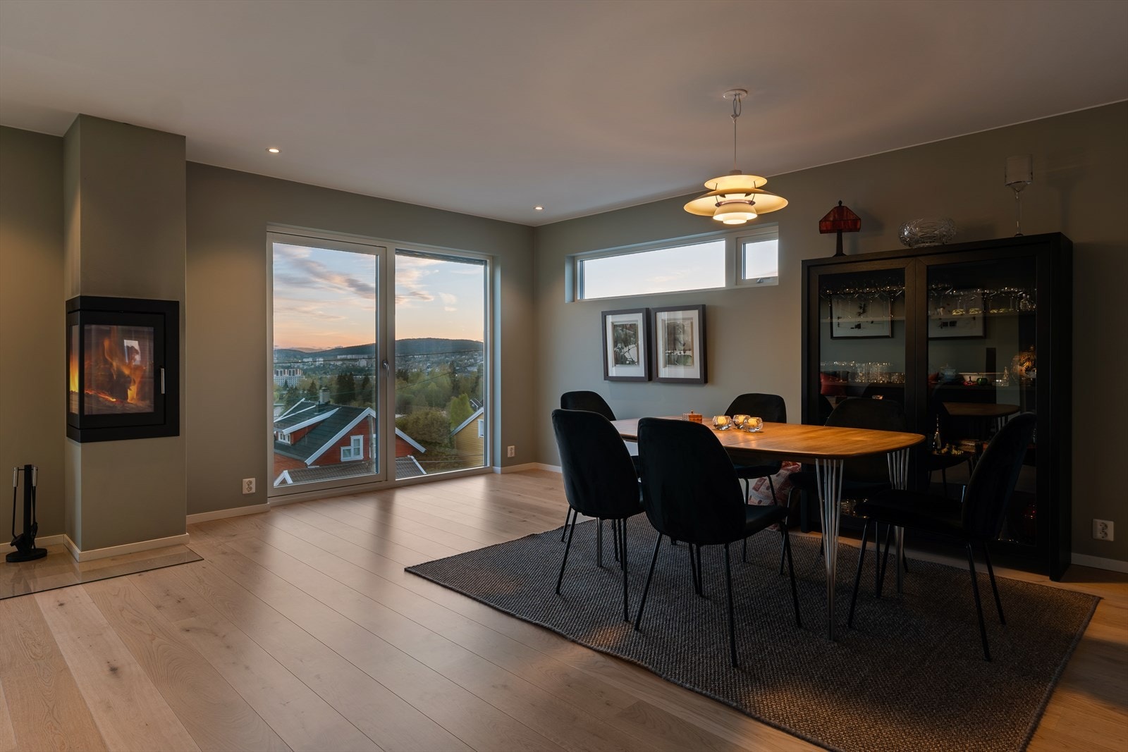 Fjellstuveien 19A er en flott og moderne vertikaldelt tomannsbolig over to plan + takterrasse. Galleribilde