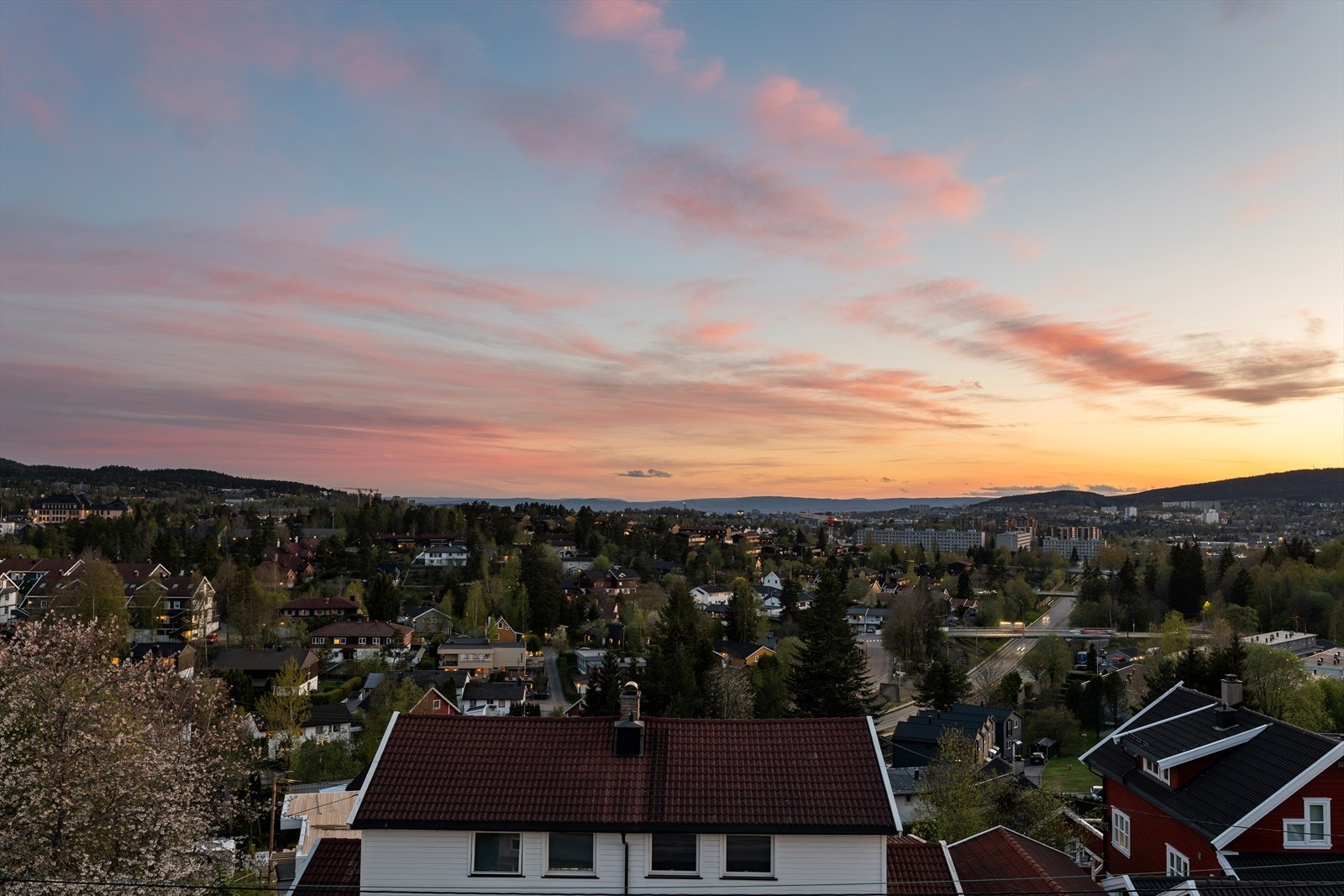 Utsikten på kveldstid skaper en avslappende atmosfære. Dette er en bolig som du ønsker å vise til både venner og familie. Galleribilde