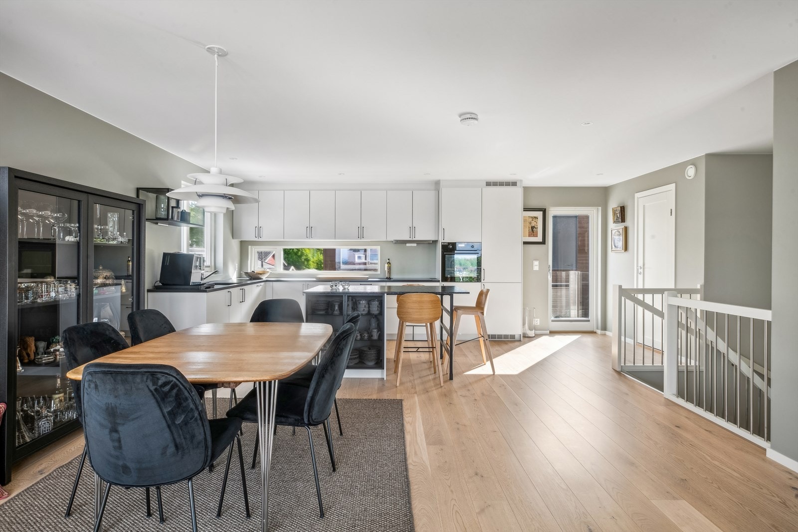 Her er det stort kjøkken med kjøkkenøy. God plass til oppbevaring. Galleribilde