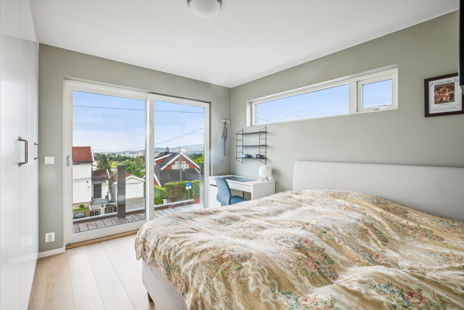 Det er og praktisk garderobeskap. Galleribilde