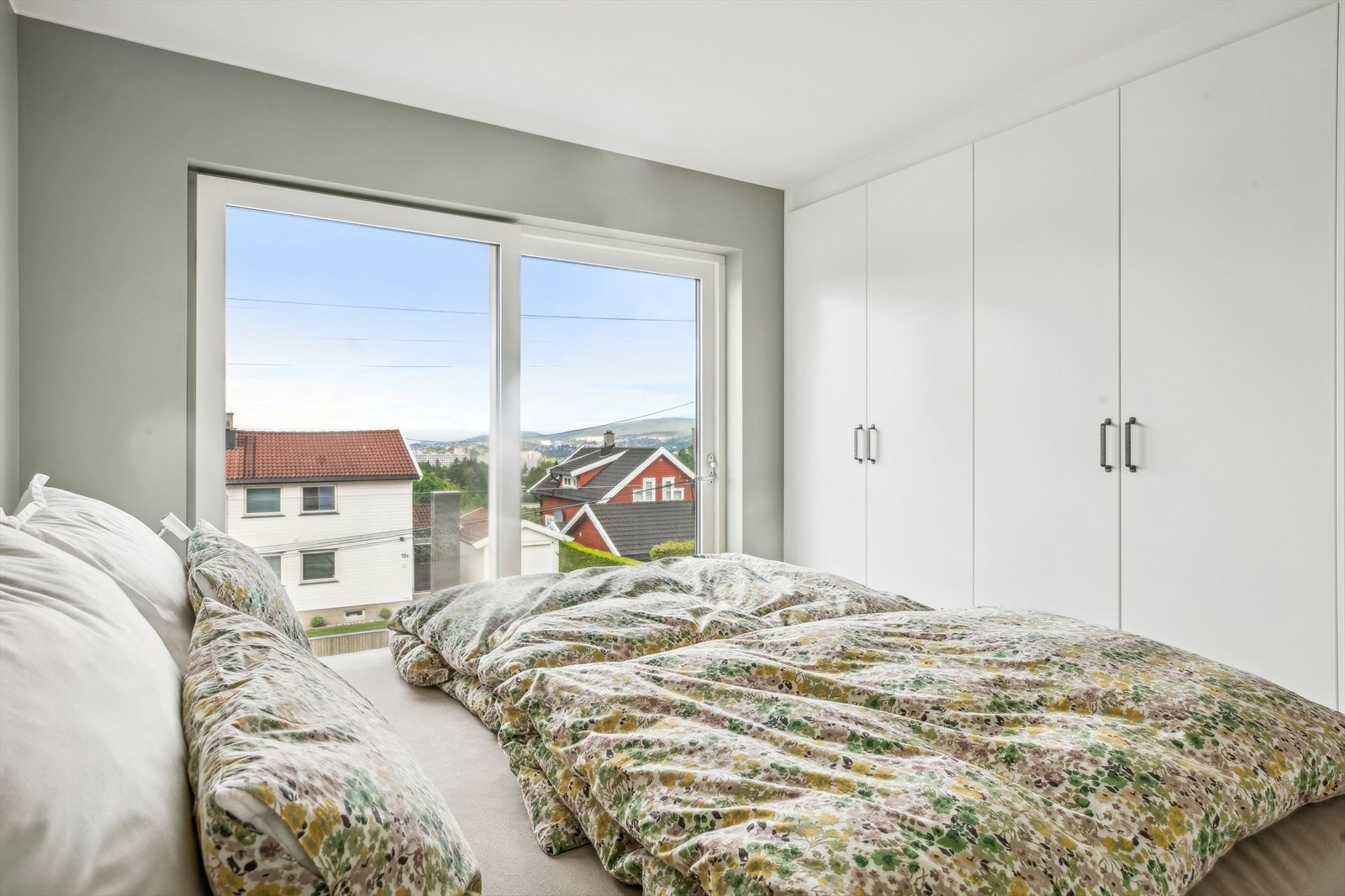 Praktisk garderobeskap med god innredning. Galleribilde