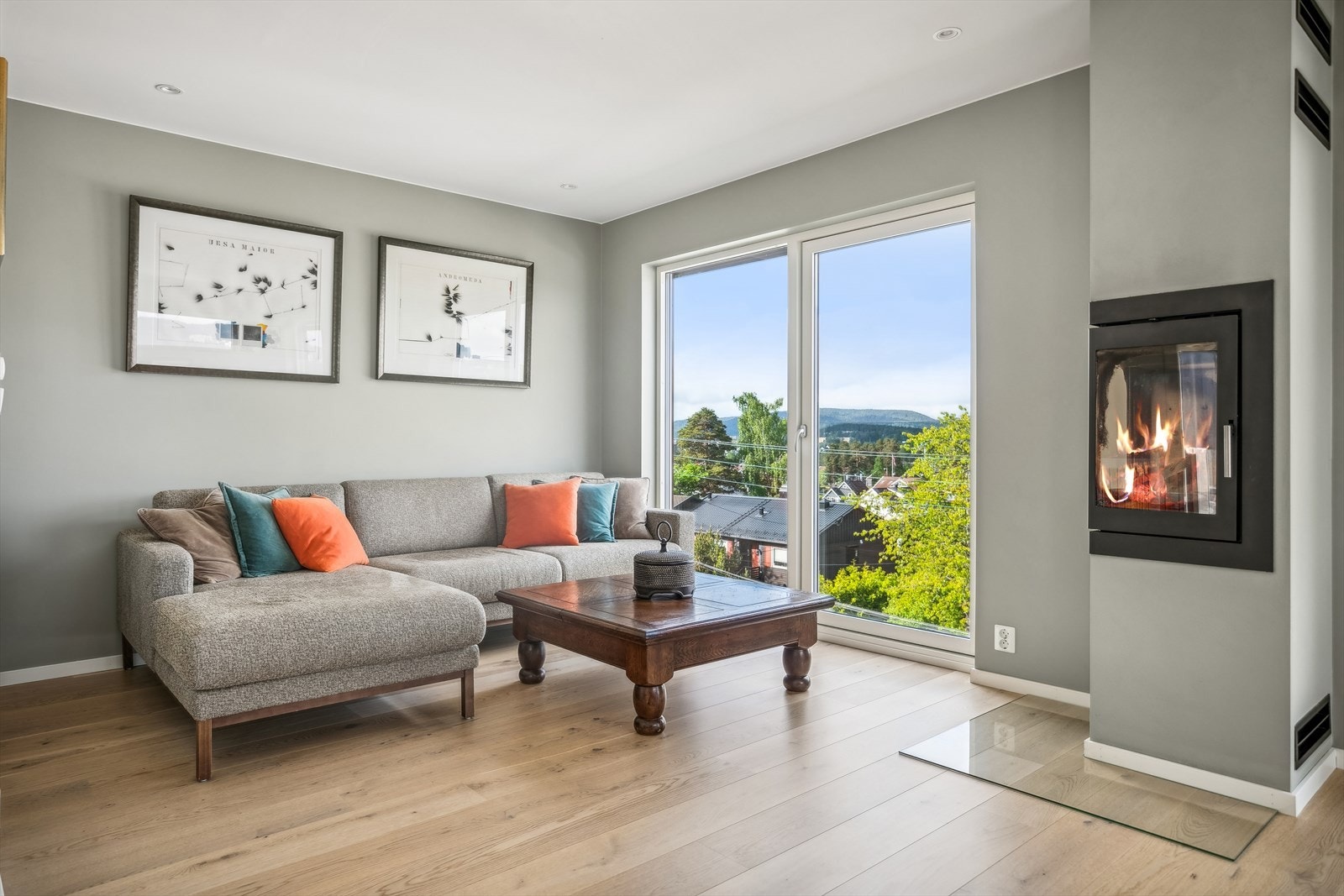 Fantastisk integrert peis som ikke bare gir god varme men også en fin atmosfære. Galleribilde