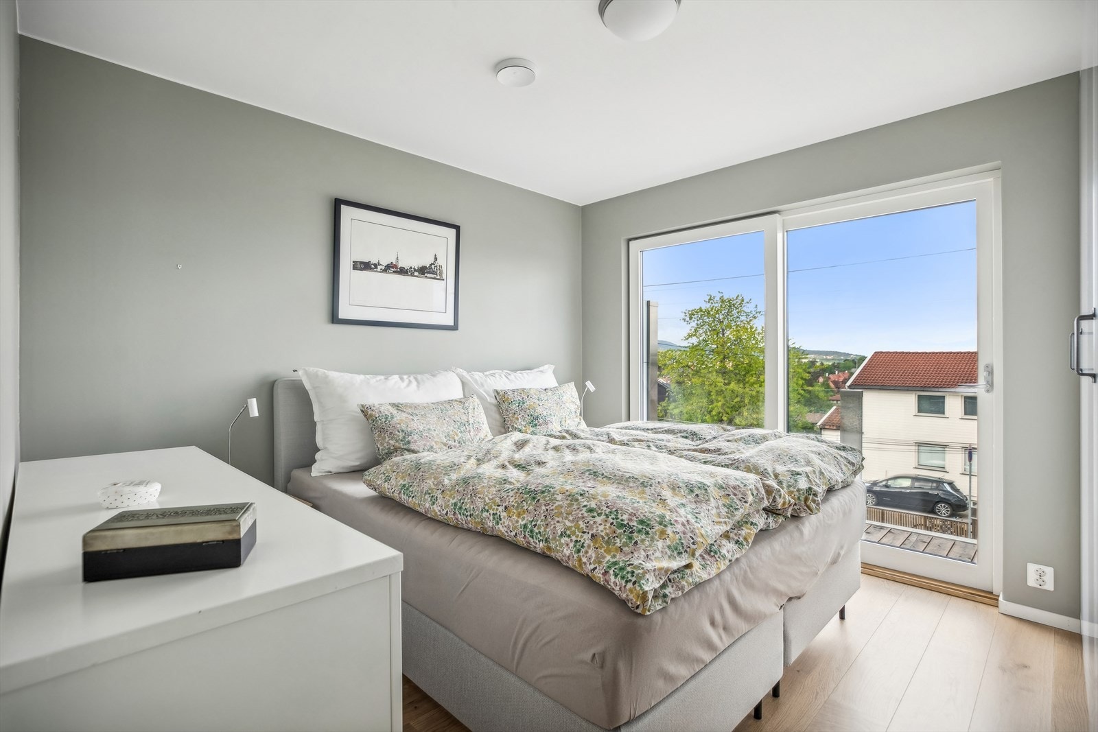 Hovedsoverommet er av god størrelse med god plass til dobbeltseng og tilhørende møblement. Galleribilde