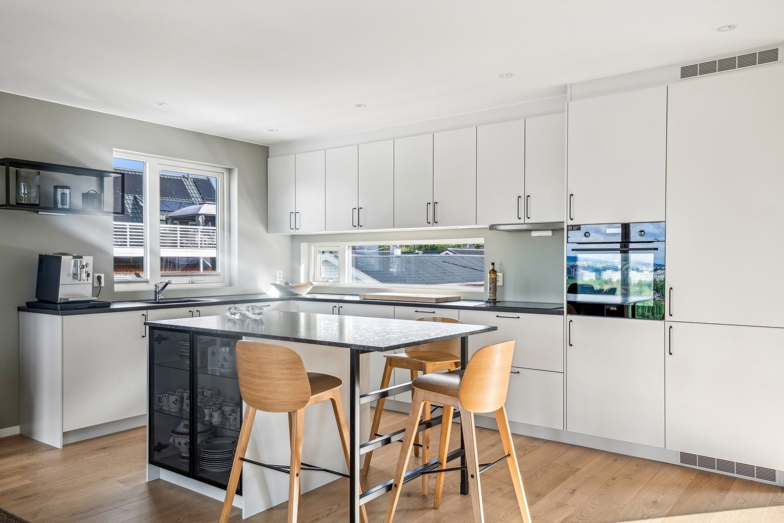 Innredningen består av glatte fronter, laminat benkeplate med nedfelt kum i kompositt. Steinbenkeplate på kjøkkenøy. Galleribilde