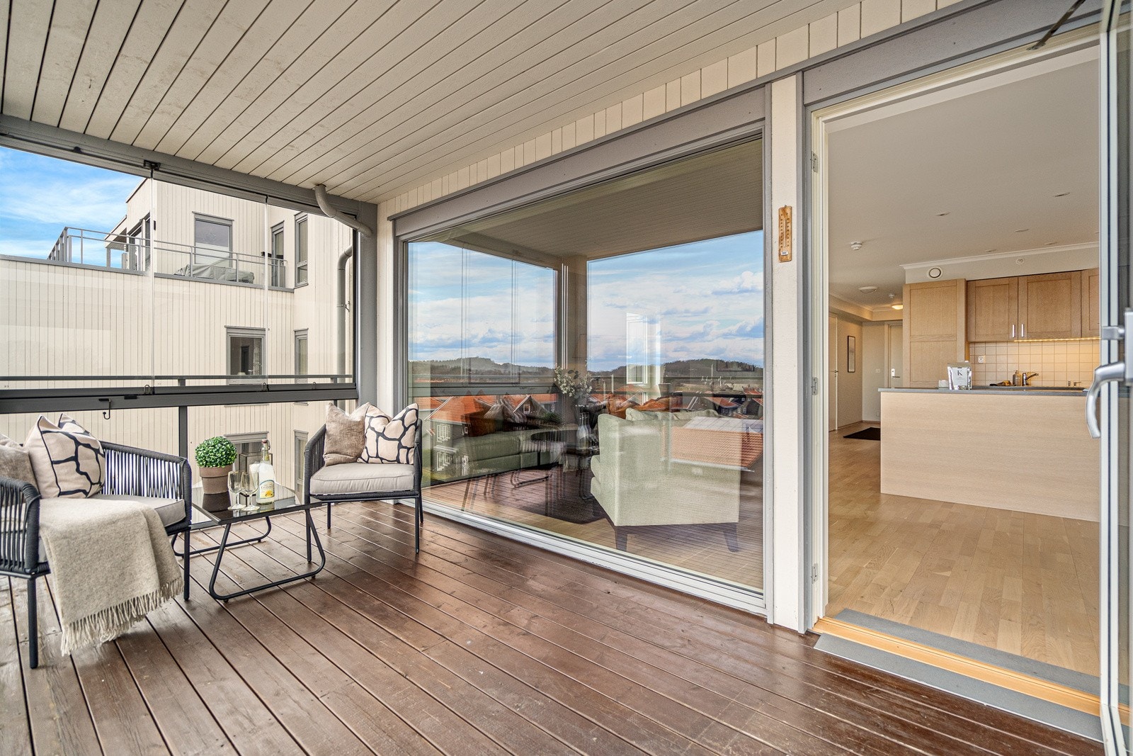 Stor takoverbygget terrasse med herlig utsyn og god plass til flere møbelgrupper Galleribilde