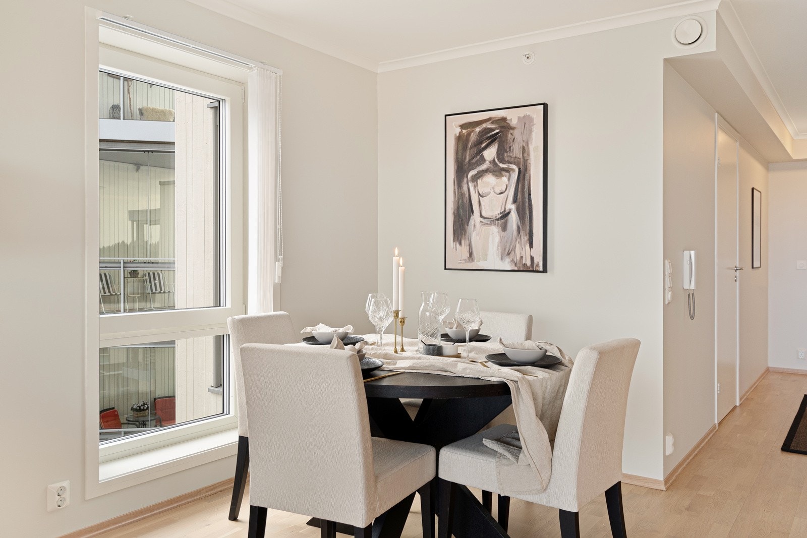 Stuen rommer fint plass til spisebord i tillegg til sofagruppe Galleribilde