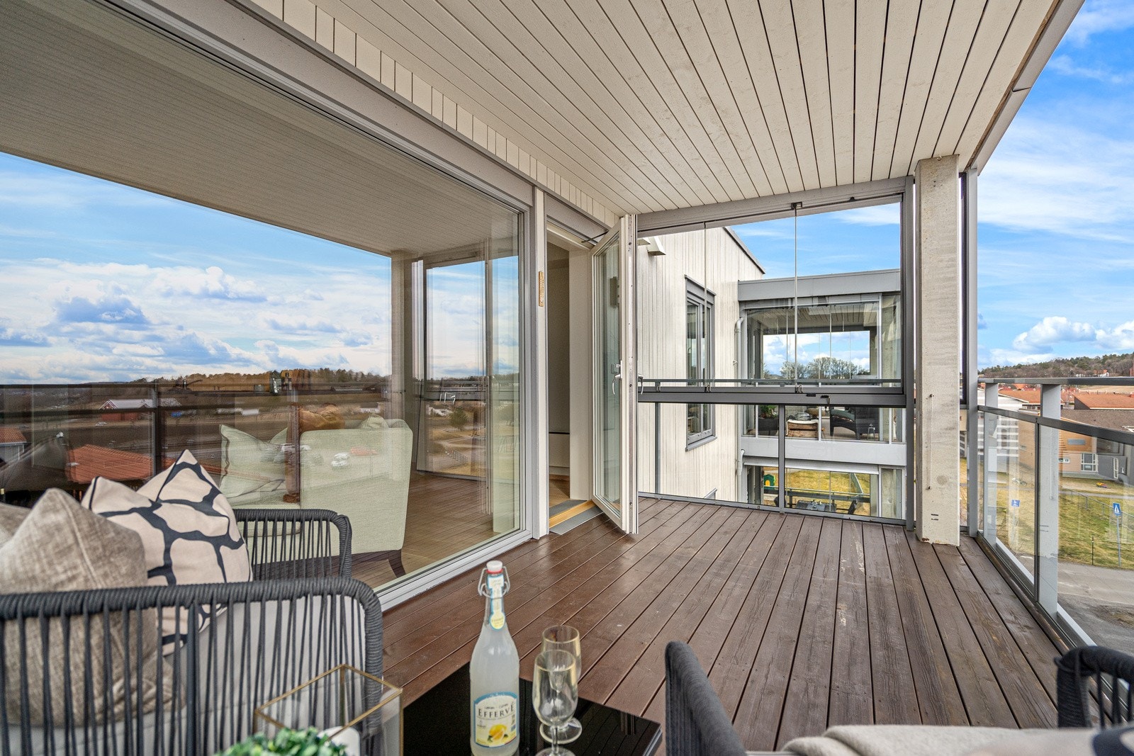 Stor terrasse med gode folforhold og et herlig utsyn Galleribilde