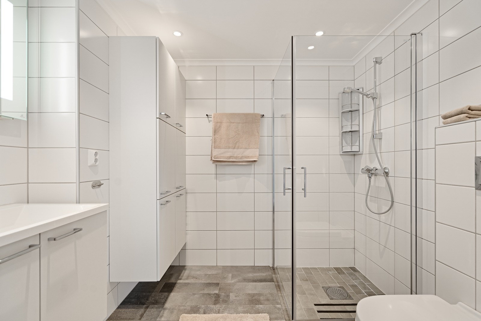 Flott flislagt bad med downlights i tak Galleribilde