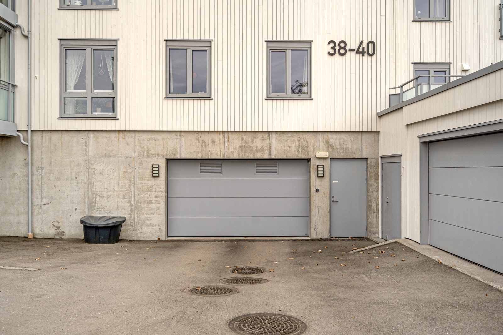 Innkjøring til garasjeanlegget Galleribilde