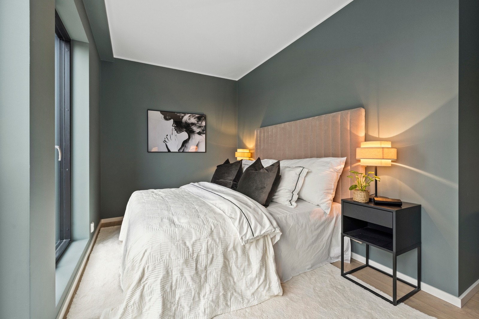 Leiligheten har totalt to soverom og har god plass til seng, nattbord og fleksible garderobeløsninger, spesielt på hovedsoverommet. Galleribilde