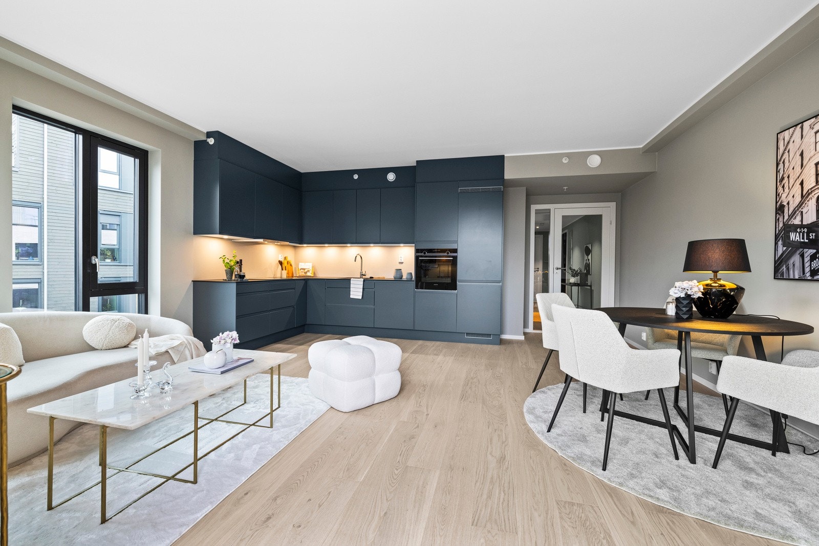 Stuerommet har en funksjonell planløsning hvor man enkelt kan dele inn i hyggelige soner og åpner for flere innredningsmuligheter. Galleribilde