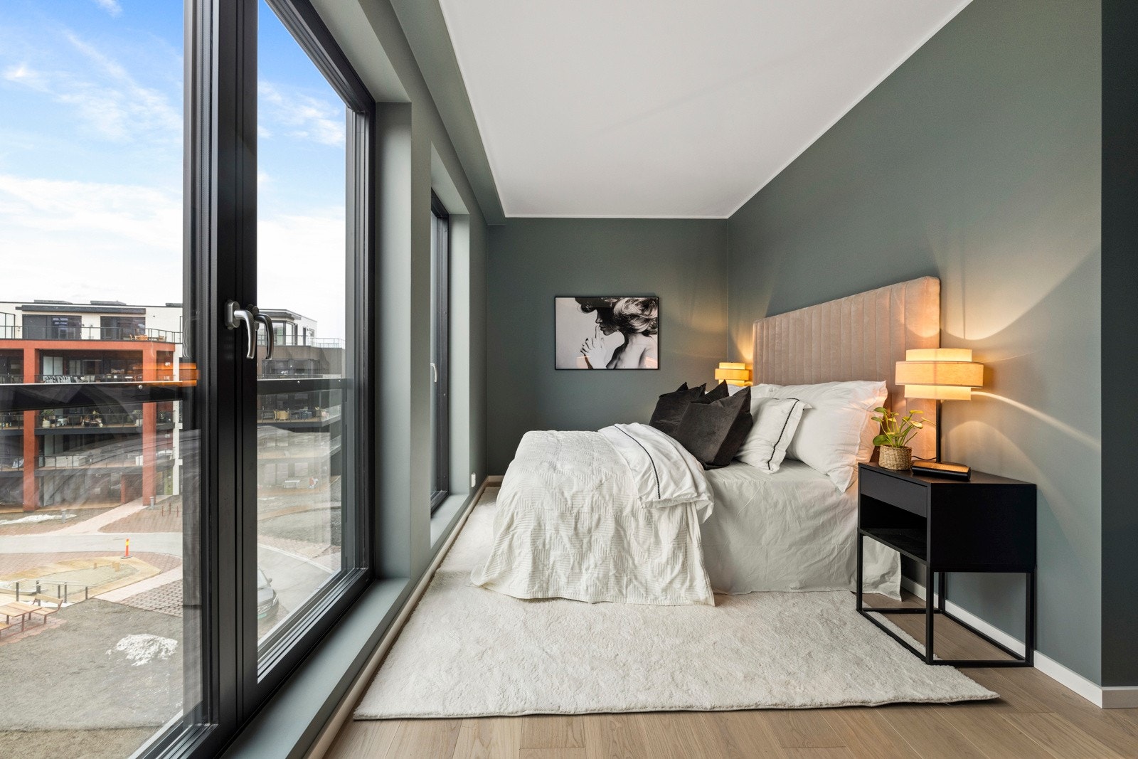 Hovedosverommet er stort og innbydende med god plass til dobbeltseng, tilhørende nattbord og stor garderobe. Fargene i rommet er svært behagelige, og gjør det lett å trives her. Her er dere sikret en god natts søvn. Galleribilde