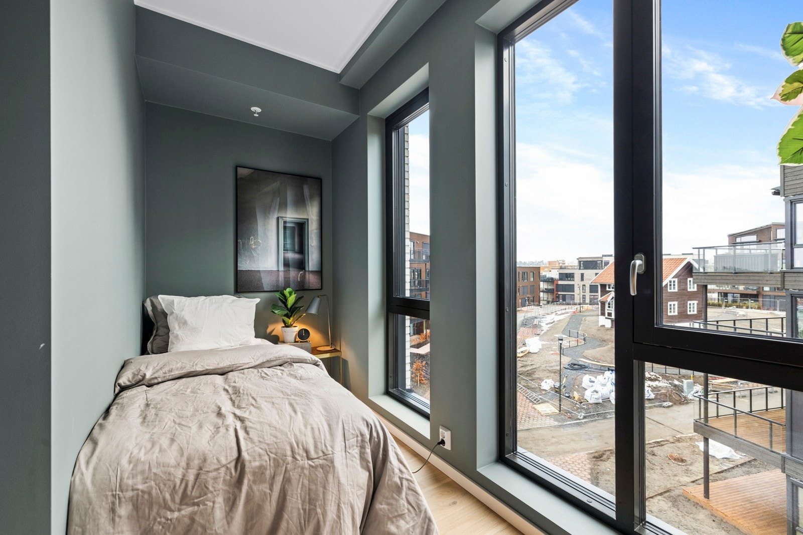 Soverom 2 - Her kan det møbleres med seng, nattbord og garderobe. Stort vindu sikrer lys og luft i rommet. Galleribilde