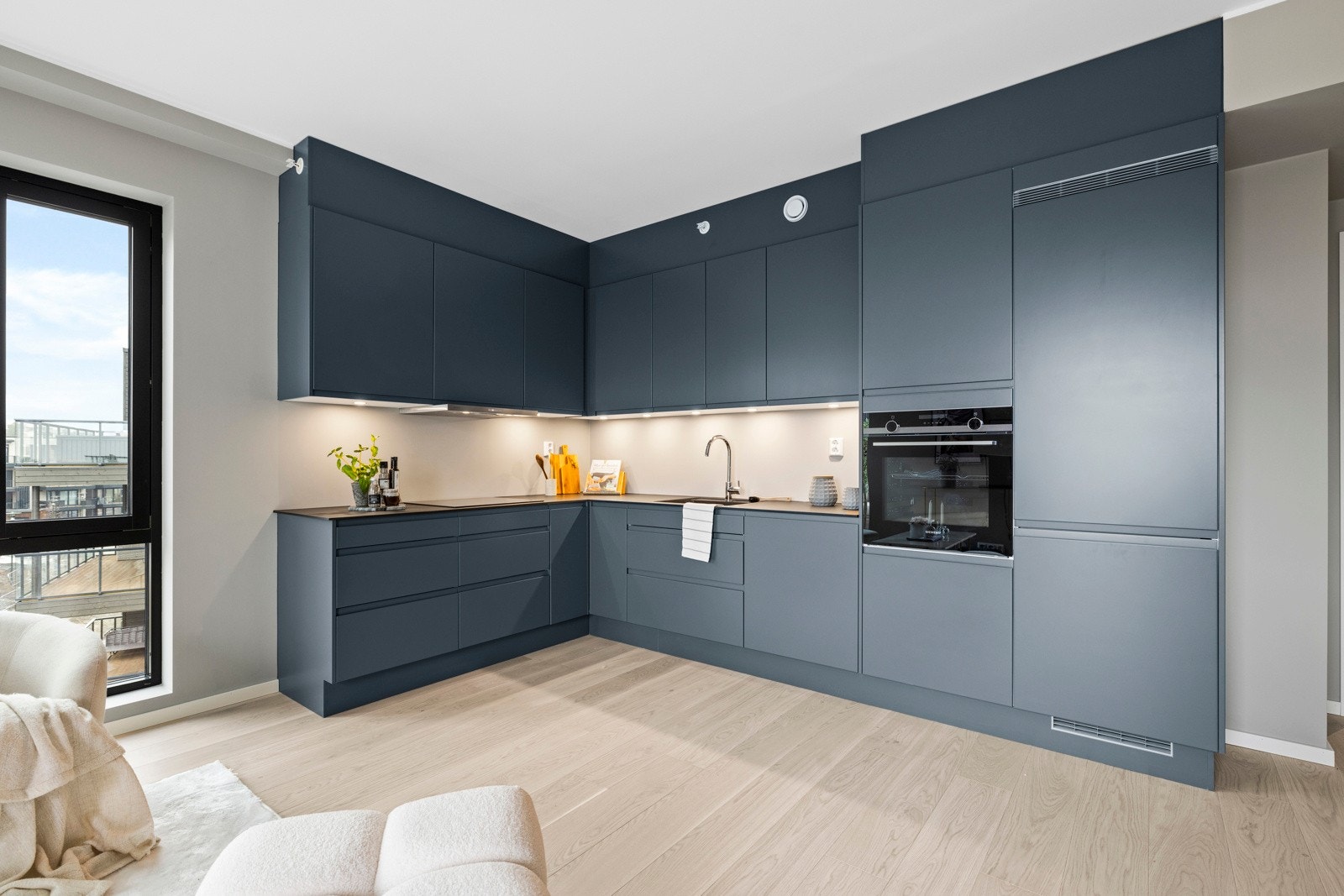 Moderne kjøkkeninnredning fra Sigdal med integrerte hvitevarer. Det er også godt med oppbevaringsplass i skuffer og skap som gjør det enkelt å holde orden. Galleribilde