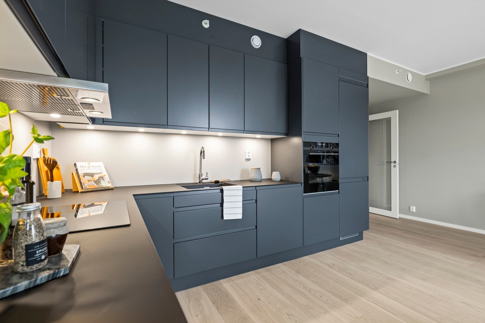 Med kort vei fra kjøkkenet til spiseplassen, er det enkelt å servere dagens måltider. Galleribilde