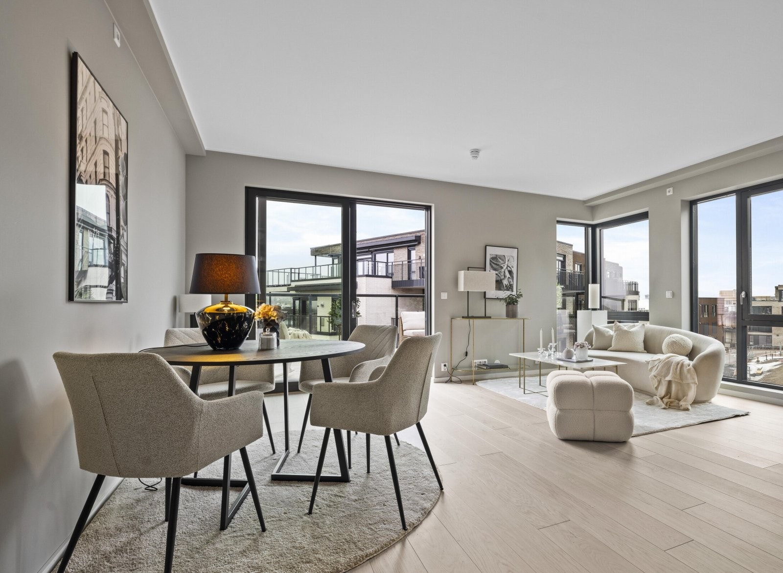 Leiligheten har et areal på ca. 73kvm og byr på en varm og harmonisk atmosfære kombinert med moderne komfort. Galleribilde