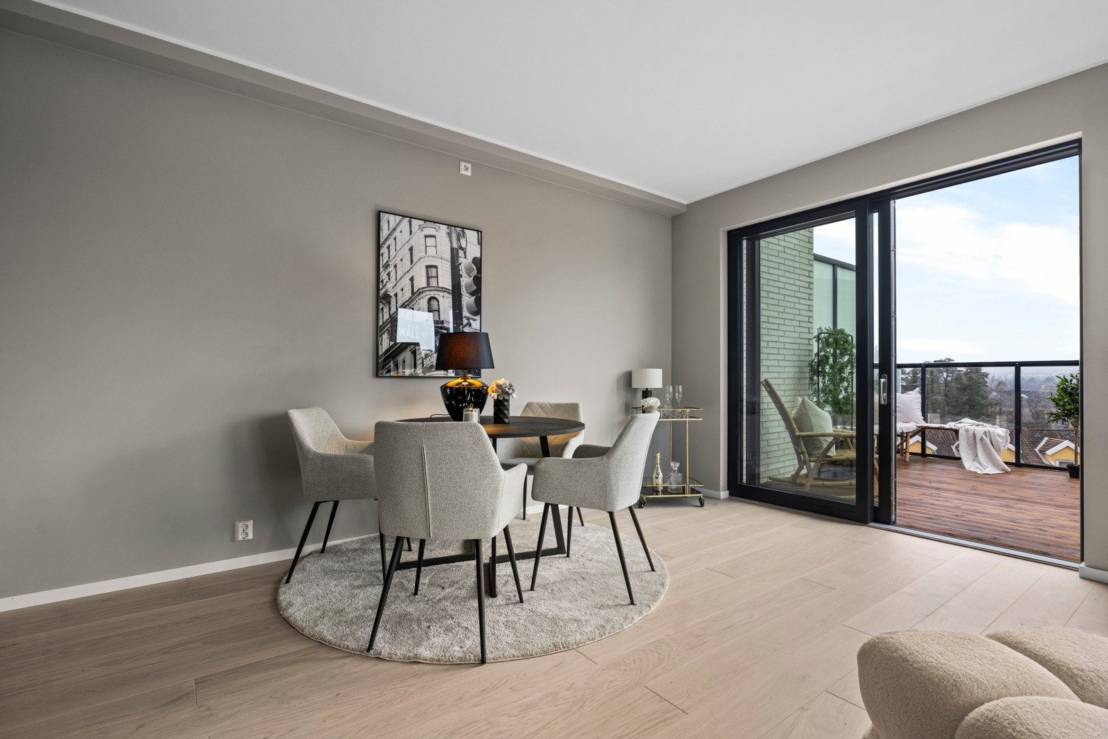 Fra stuen har man direkte utgang til den romslige vestvendt balkongen, som fungerer som en naturlig forlengelse av leiligheten. Galleribilde