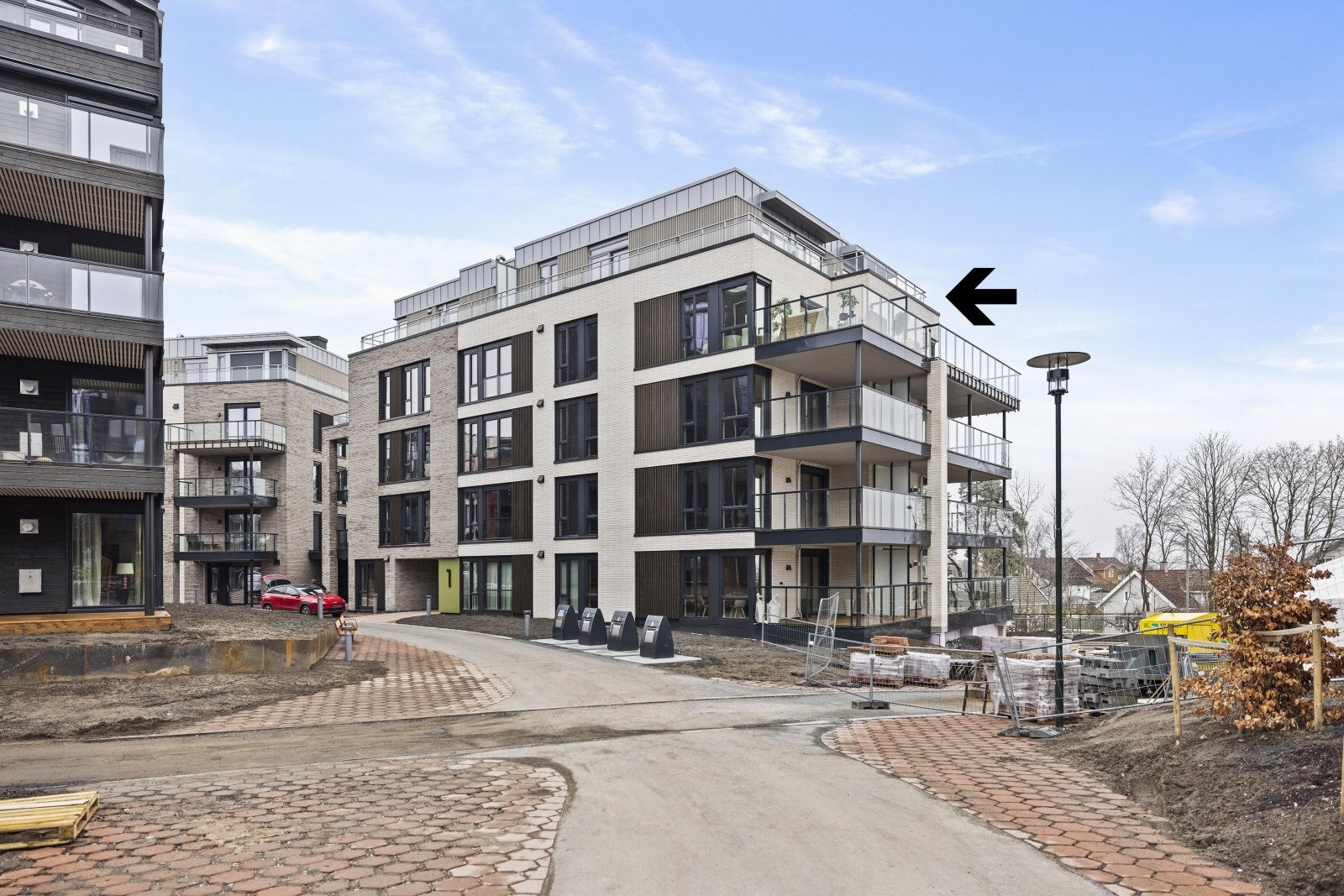 Lekker fasade med opparbeidet fellesområde. Galleribilde