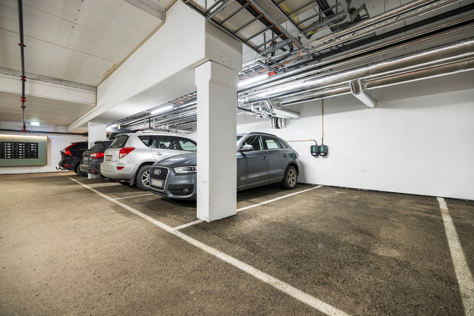 Det medfølger parkeringsplass med ladepunkt for elbil i garasjekjeller. Parkering nr. 86. Galleribilde