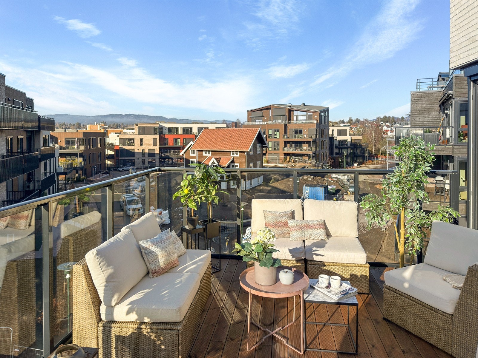 Stor vestvendt balkong på 20 kvm som byr på gode sol- og utsiktsforhold til langt på kveld! Galleribilde