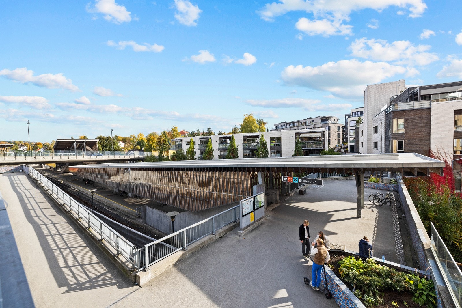 Bekkestua er et viktig knutepunkt i Bærum og har meget god kommunikasjon til bl.a. Oslo med offentlig transport. Bekkestua T-banestasjon og Bekkestua bussterminal ligger kun noen få hundre meter unna. Galleribilde