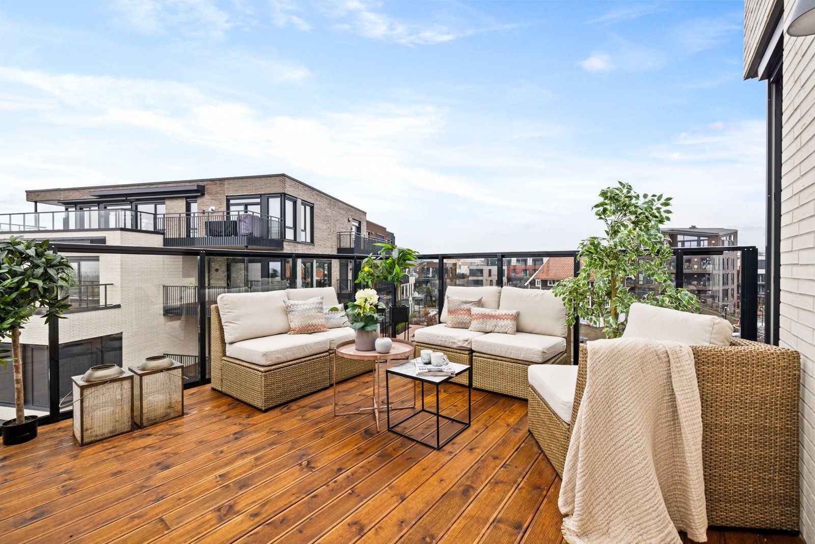 Delikat og innbydende. Her er det god plass til utemøbler, grill og blomsterkasser. Galleribilde