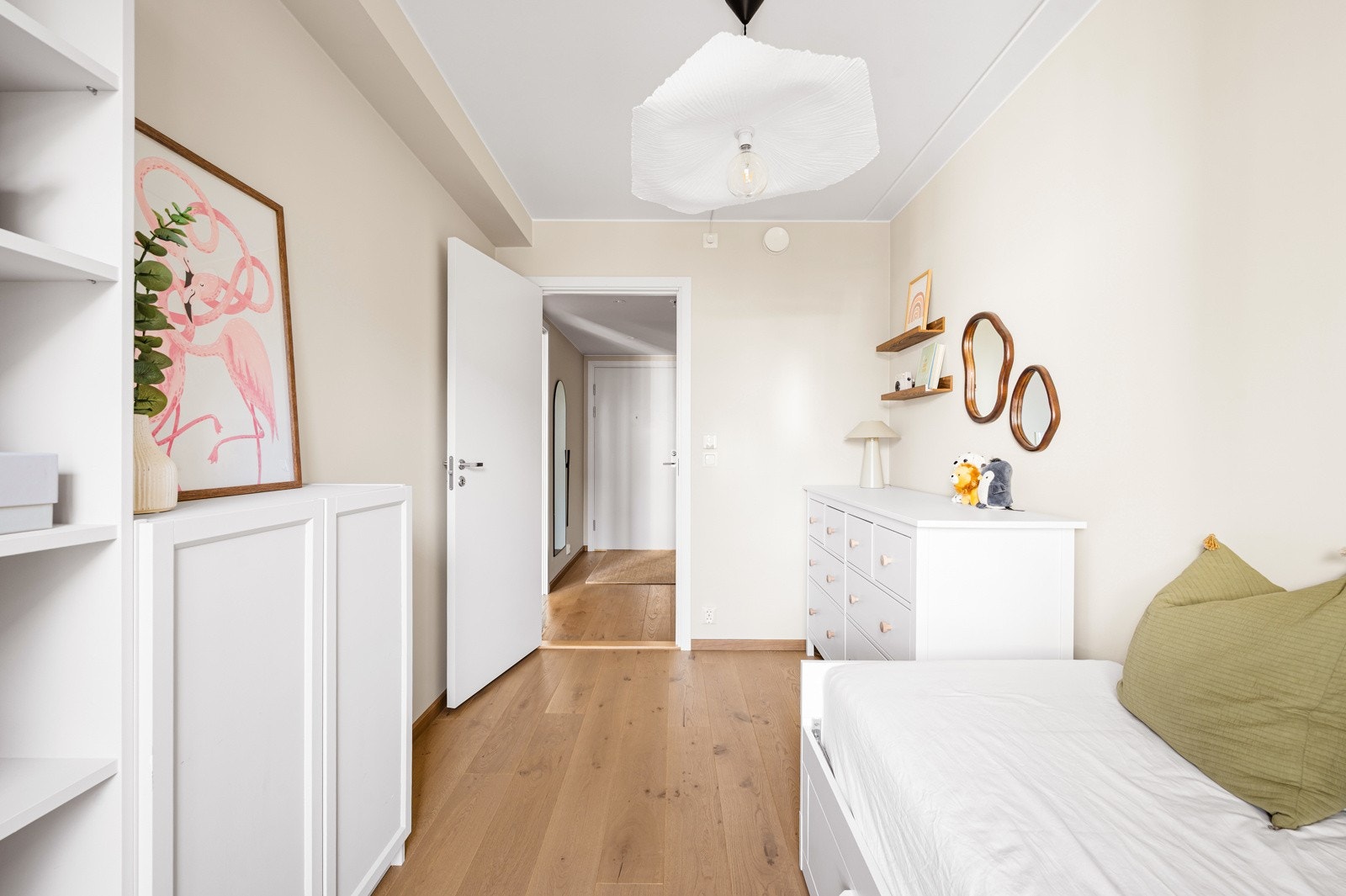 Her er det god plass til både seng og oppbevaring Galleribilde