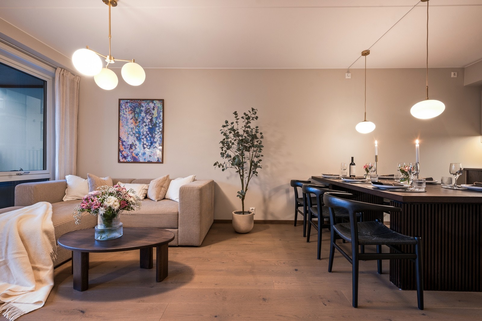 Her får du en stue med gjennomtenkt planløsning og god plass til alt fra filmkveld til middag med venner Galleribilde