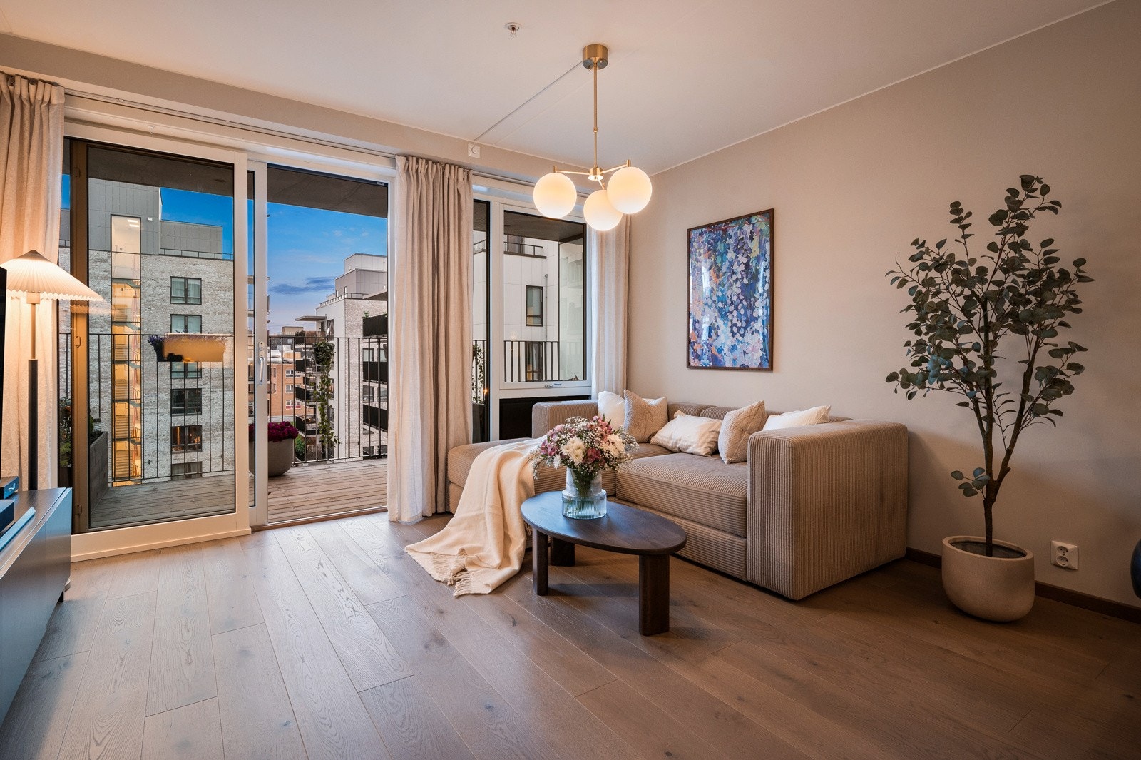 Stilren og ryddig stue med naturlig plassering for både sofa, TV og tilhørende møblement Galleribilde