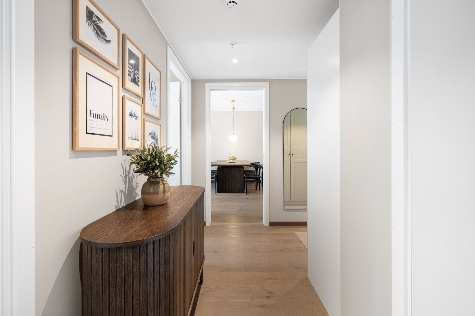 Her er det god plass til garderobeløsninger, og området fremstår som praktisk og innbydende Galleribilde