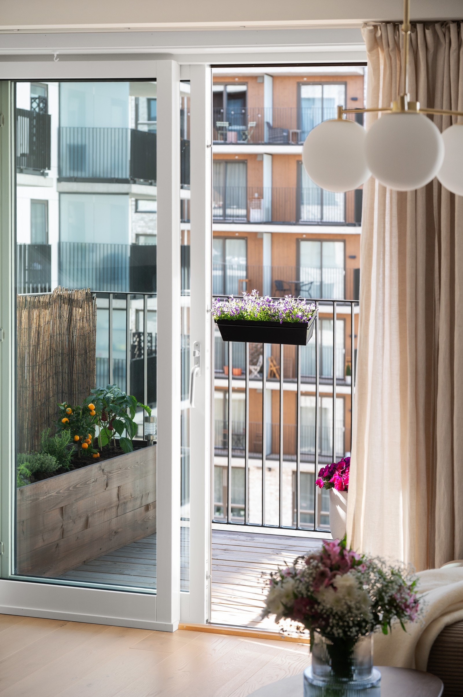 Fra stuen er det direkte adkomst til en sydvestvendt balkong på 9,5 m² Galleribilde
