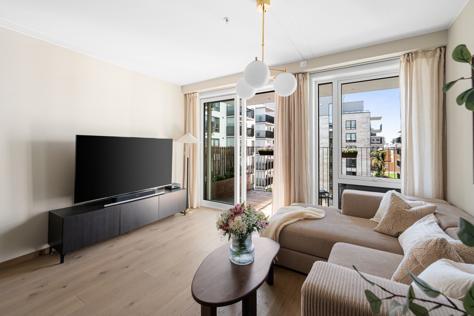 Store vindusflater slipper inn rikelig med naturlig dagslys,og fleksibel planløsning hvvor du enkelt kan innrede etter egne ønsker og behov Galleribilde