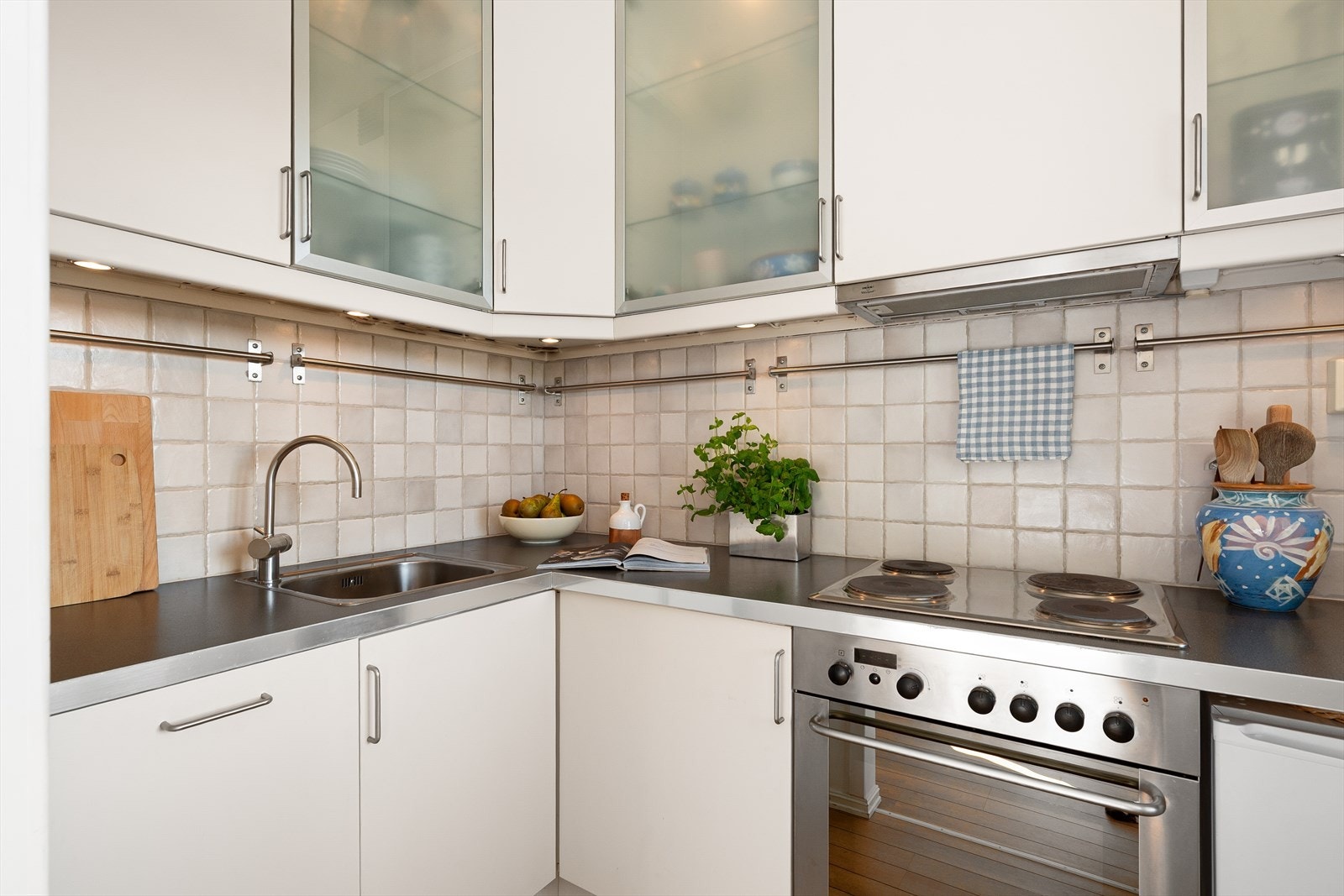 Stilrent kjøkken fra IKEA, med 3 glassfeldte dører og dimbar belysning Galleribilde